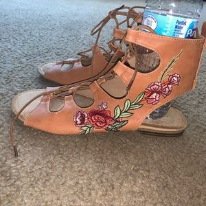 Wide width Cognac embroidered flower sandal sz 11